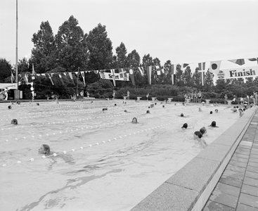 882375 Afbeelding van deelnemers aan de Zwemvierdaagse in het Zwembad Kromme Rijn (Weg naar Rhijnauwen 3) te Utrecht.